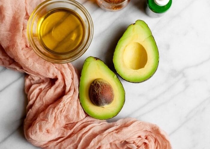 mặt nạ dưỡng ẩm cho da khô vào mùa hè từ bơ và dầu olive