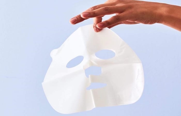 Mặt nạ giấy được làm từ sợi bông hoặc vải và ngâm sẵn trong dung dịch dưỡng da