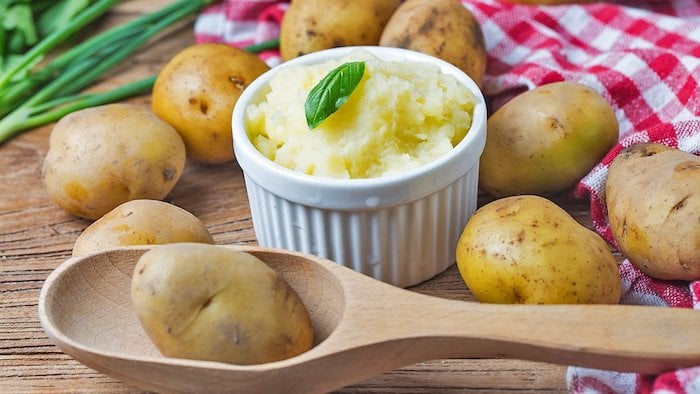 mặt nạ khoai tây chứa nhiều vitamin C hỗ trợ trị nám