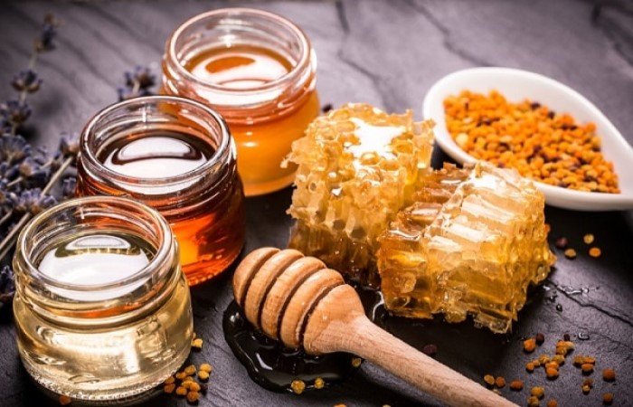 Mật ong có tác dụng giữ ẩm và kháng khuẩn cho da khỏe mạnh