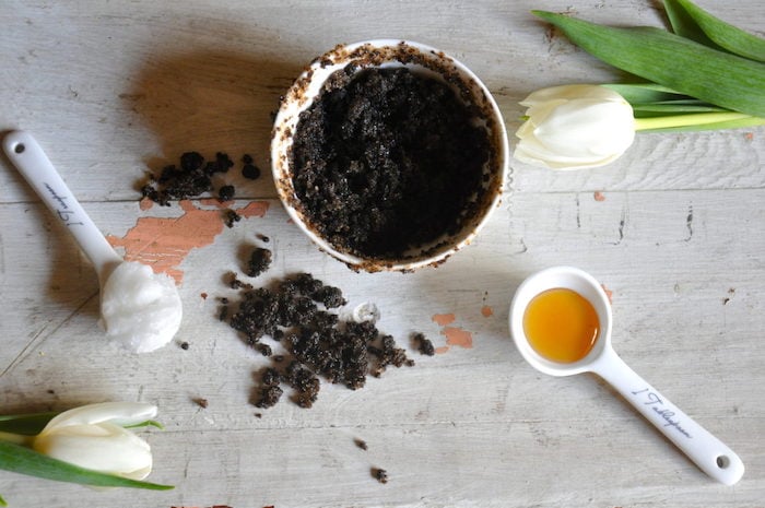 Mật ong kết hợp với bột cà phê giúp tẩy da chết môi hiệu quả