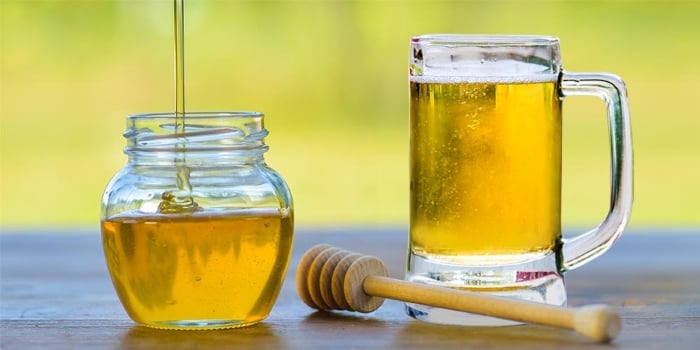 Mật ong và bia có thể dưỡng ẩm và giúp da đầu khỏe mạnh
