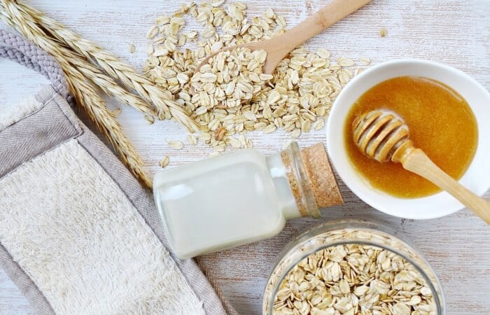 Mật ong và yến mạch làm sạch tế bào chết và cấp ẩm cho da