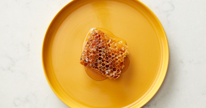 Mật ong làm sạch và dưỡng ẩm cho môi