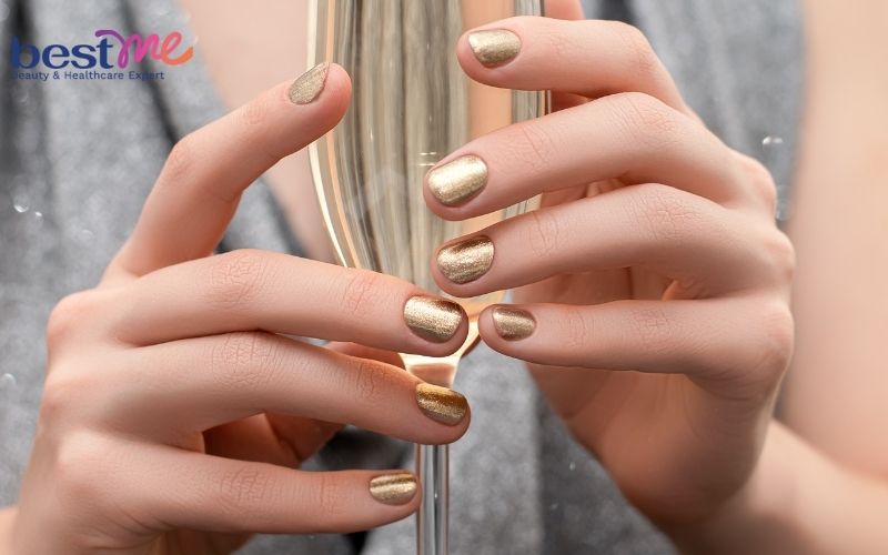 Màu gold là 1 trong những những màu sơn móng tay làm trắng da được ưa quí nhất