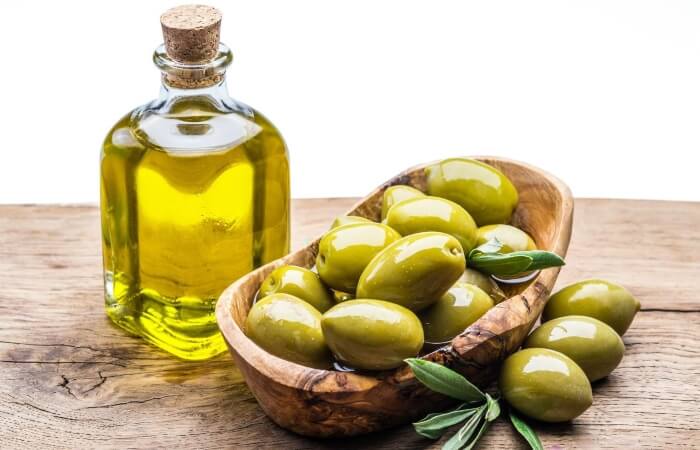 Mi dài cấp tốc nhờ vitamin E và oleic acid trong dầu oliu