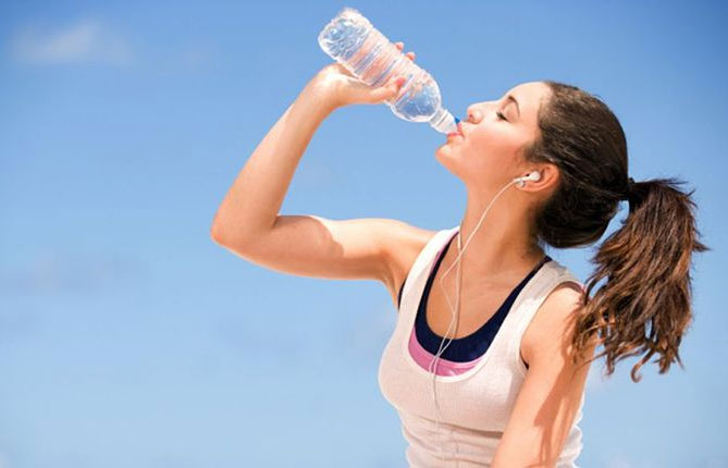 Uống nước đầy đủ 2 lít mỗi ngày