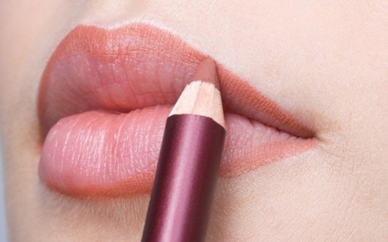 Cách tô son cho môi thâm che được khuyết điểm