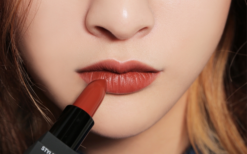 Môi thâm nên dùng son màu gì? đó là màu đỏ gạch