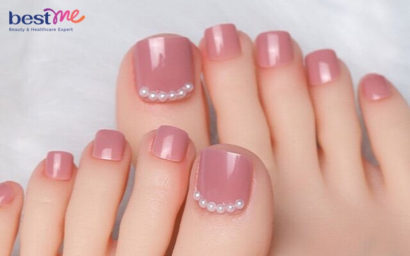 mong-chan-son-mau-nao-dep-goi-y-15-mau-son-mong-chan-dep-ton-da-37 Móng chân sơn màu nào đẹp? Gợi ý 15+ màu sơn móng chân đẹp tôn da - 37