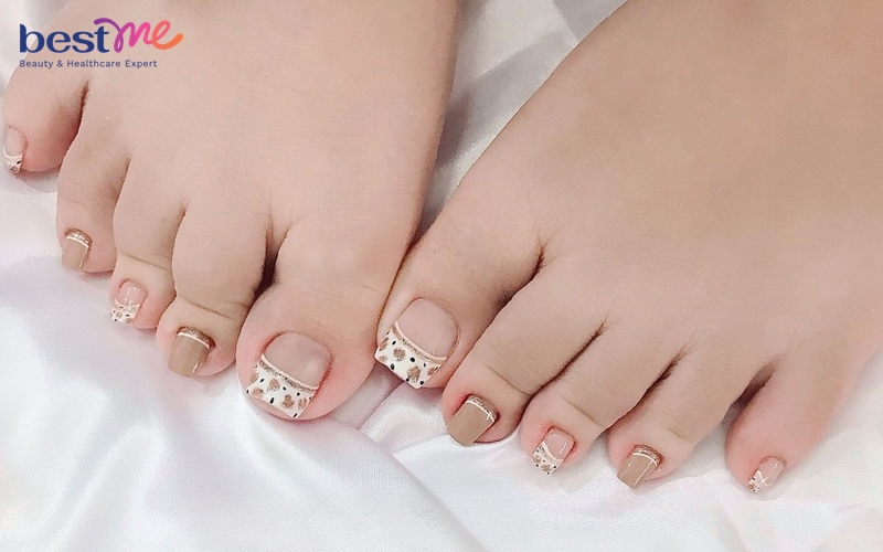 mong-chan-son-mau-nao-dep-goi-y-15-mau-son-mong-chan-dep-ton-da-6 Móng chân sơn màu nào đẹp? Gợi ý 15+ màu sơn móng chân đẹp tôn da - 6