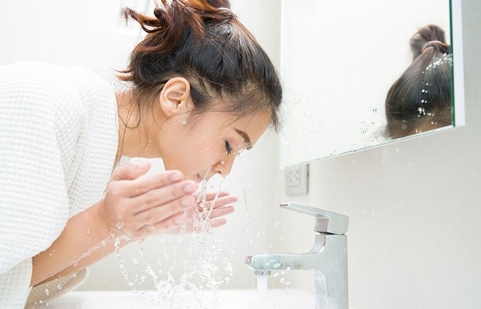 Không rửa mặt bằng nước quá nóng