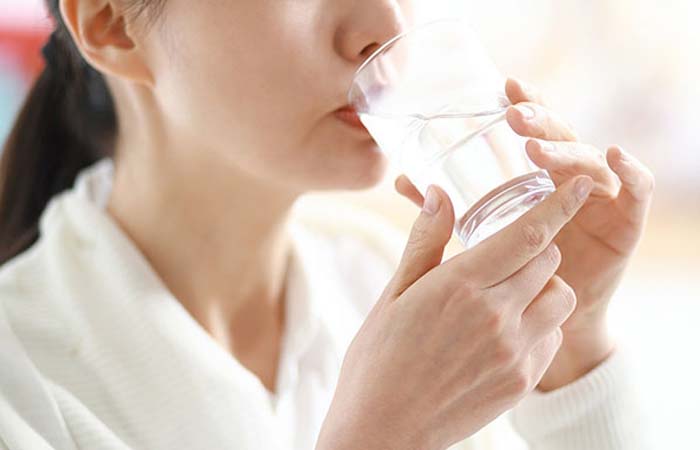 Sau quá trình peel, bạn nên uống nhiều nước để giữ cho da luôn ẩm và đẹp