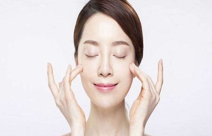 Tay massage serum phải rửa sạch để tránh mang bụi bẩn lên mặt