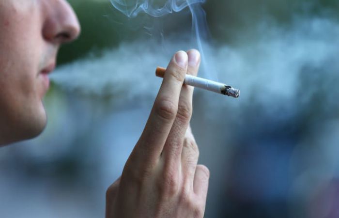 Hút thuốc lá làm tăng nguy cơ mắc bệnh phù chân