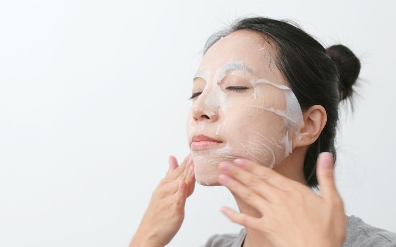 nan-mun-xong-co-nen-dap-mat-na-huong-dan-dap-mat-na-tot-nhat-1 Nặn mụn xong có nên đắp mặt nạ? Hướng dẫn đắp mặt nạ tốt nhất - 1