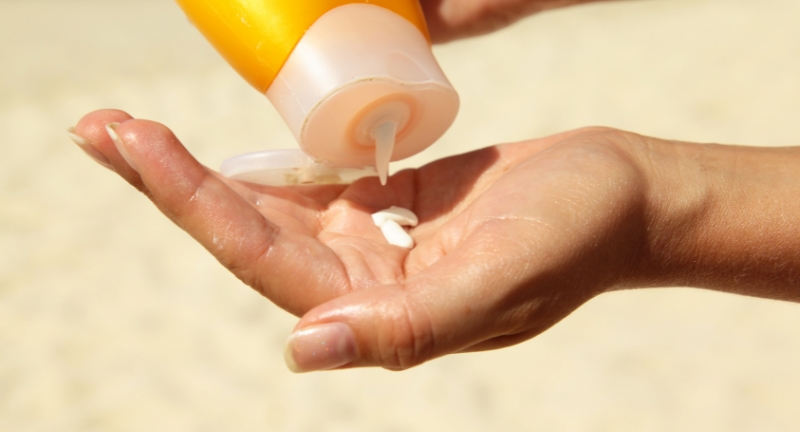 [Giải đáp] Nên dùng kem chống nắng dạng gel hay sữa thì tốt hơn?