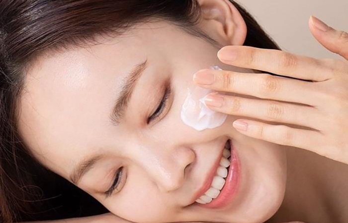 Thoa kem chống nắng đều trên làn da