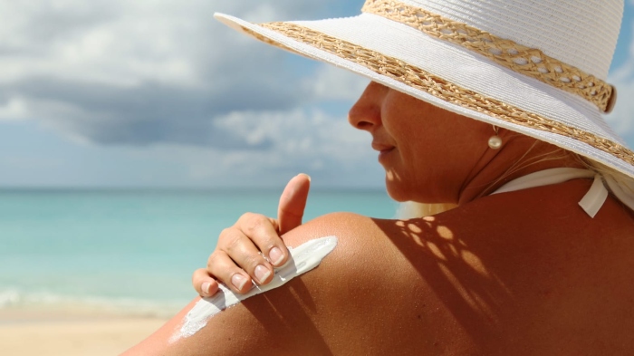 Nên thoa kem chống nắng mỗi ngày để bảo vệ da