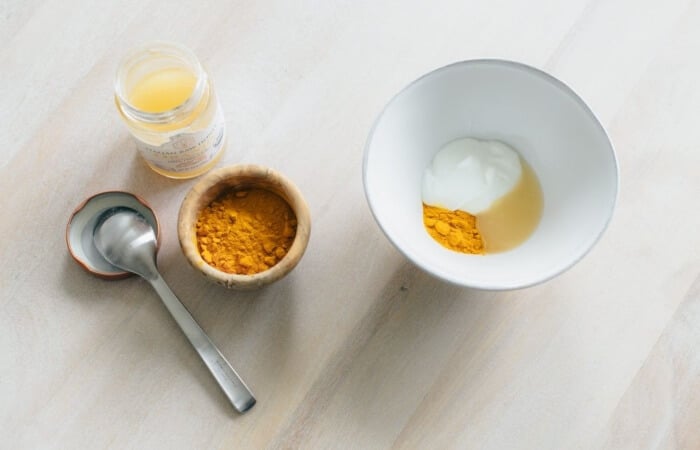 Kết hợp mật ong, bột nghệ và sữa chua giúp trị mụn cho da và dưỡng da trắng mịn hơn