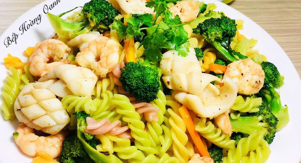 Nui xào hải sản cho bữa trưa