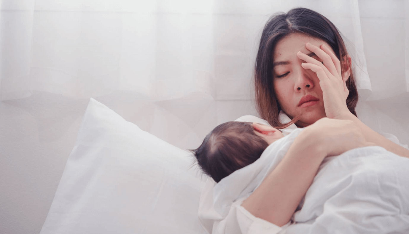 Nhiều mẹ bỉm bị chứng mất ngủ sau sinh gây mệt mỏi và tăng cân