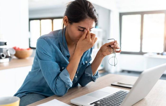 Làm việc quá sức khiến đường huyết bị giảm gây mệt mỏi