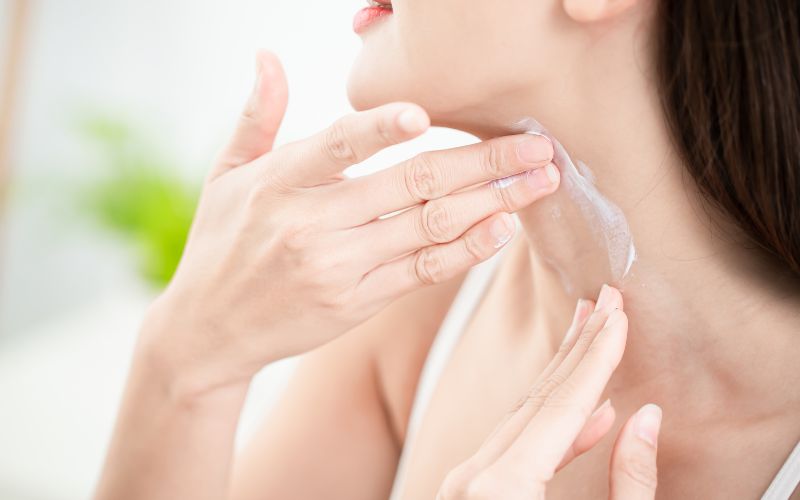 nguyen-nhan-gay-nep-nhan-o-co-va-cach-xoa-hieu-qua-nhat-8 Nguyên nhân gây nếp nhăn ở cổ và cách xóa hiệu quả nhất - 8