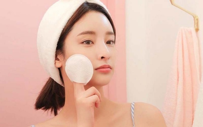 Không tẩy trang dẫn đến đă mặt khô nổi mụn