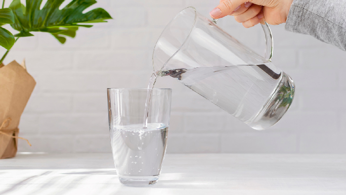 Uống đủ nước lọc mỗi ngày