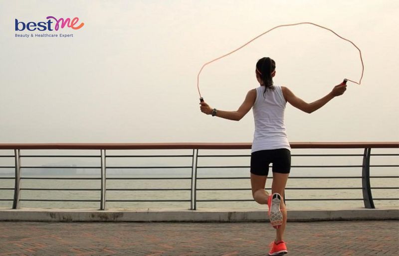 Nhảy dây chân xen kẽ giảm cân