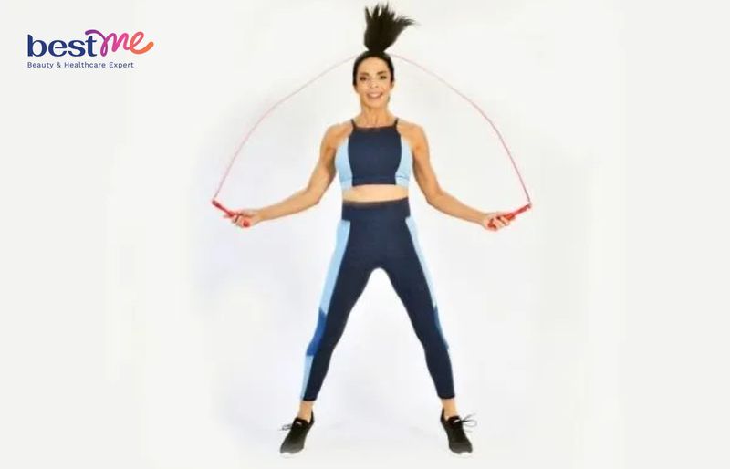 Nhảy dây xoạc chân giảm cân