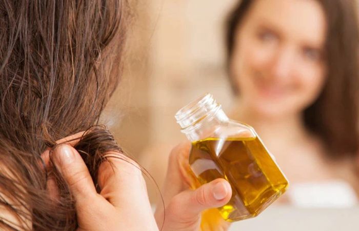 Sau khi gội đầu, sử dụng tinh dầu dưỡng tóc giúp tóc trở nên bóng mượt hơn