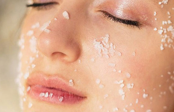 Sử dụng muối biển để dưỡng da tổn thương