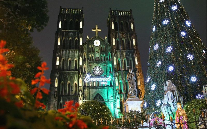 Những địa điểm check-in, quán cà phê trang trí Giáng sinh 2023 đẹp ở Hà Nội - 1