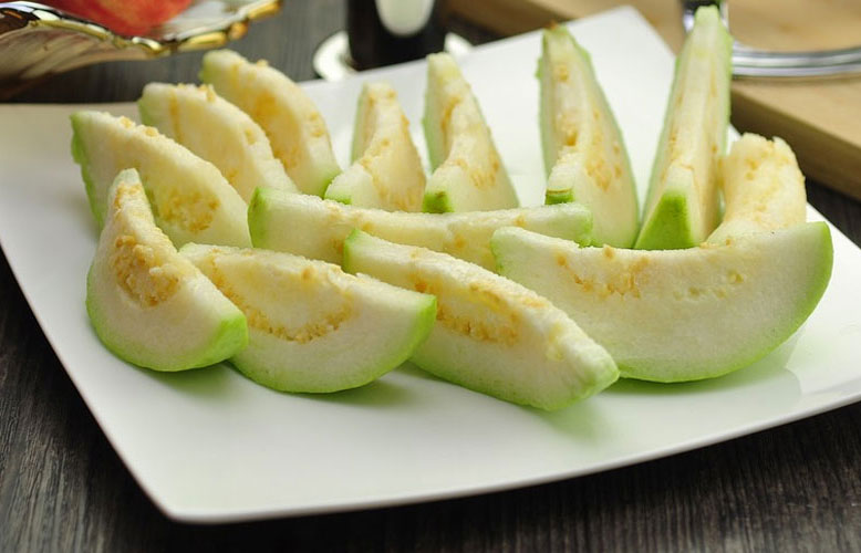 Nên rửa kỹ khi ăn ổi trực tiếp