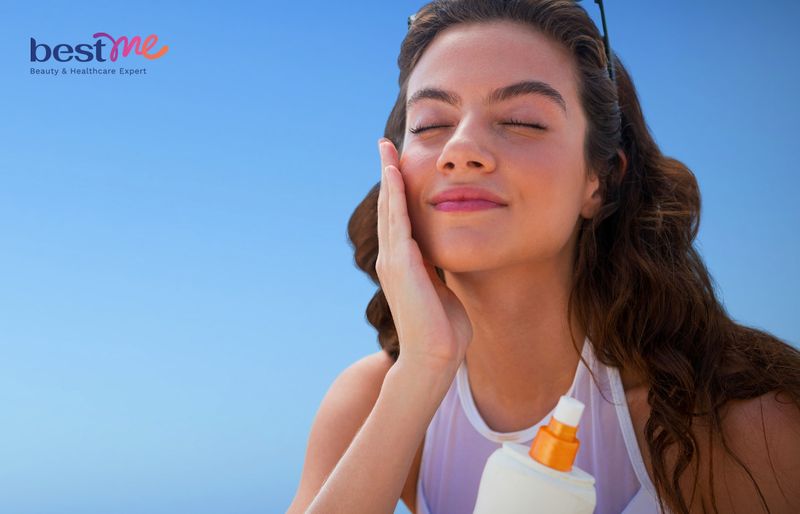 Đừng quên thoa kem chống nắng vào ban ngày để tránh cho da bị sạm đen do ánh mặt trời