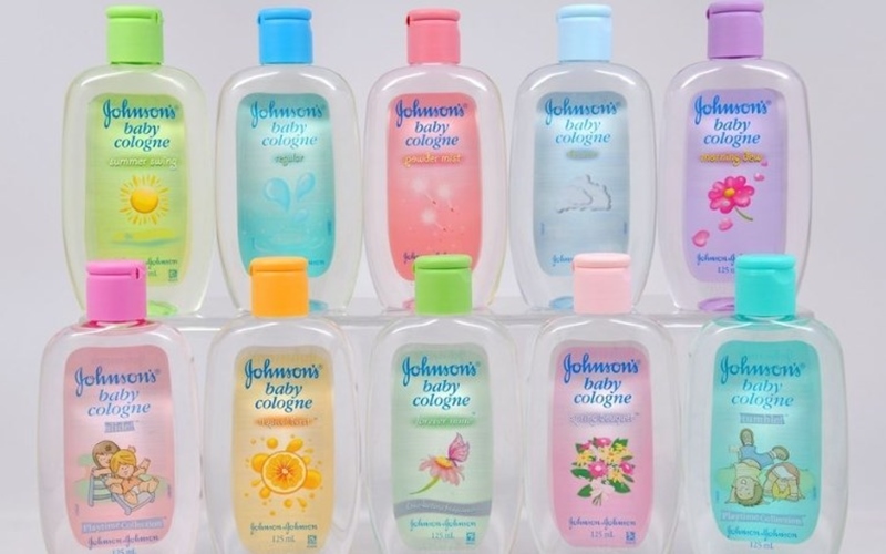 nuoc-hoa-em-be-johnson-baby-mau-nao-thom-nhat-1 Nước hoa em bé Johnson Baby màu nào thơm nhất? - 1