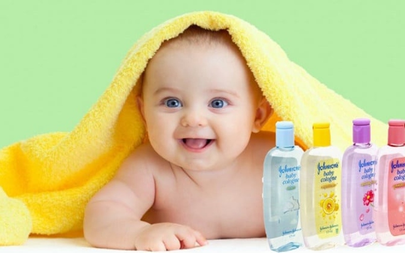 nuoc-hoa-em-be-johnson-baby-mau-nao-thom-nhat-2 Nước hoa em bé Johnson Baby màu nào thơm nhất? - 2