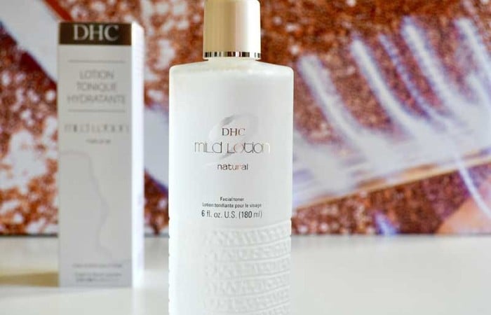 Nước hoa hồng còn có tính năng se khít lỗ chân lông