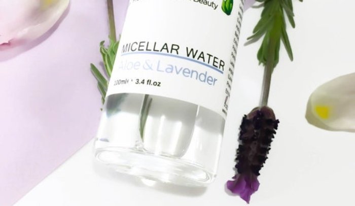 Nước tẩy trang chứa những phân tử micellar có khả năng làm sạch