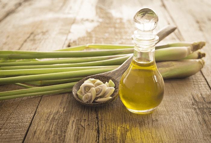 Xông hơi da mặt với sả và tinh dầu chanh để đẩy bụi bẩn ra khỏi lỗ chân lông