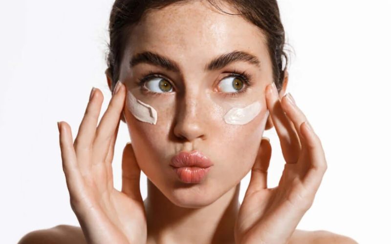 Oil Free thường được khuyến nghị sử dụng với làn da dầu, hỗn hợp