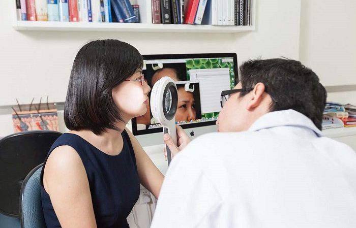 Thăm khám kiểm tra tình trạng da trước khi peel