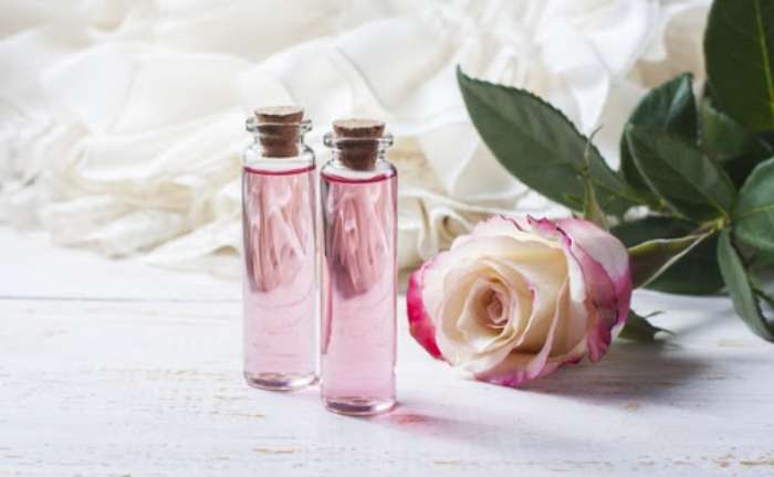 Toner và nước hoa hồng khác nhau ở thành phần và công dụng