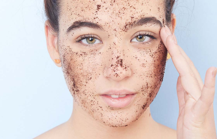 Tẩy tế bào chết dạng vật lý sẽ khiến da thêm phần tổn thương