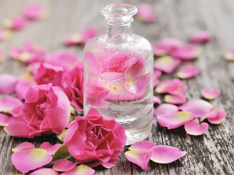 Cách chọn nước hoa hồng hỗ trợ trị mụn cho từng loại da