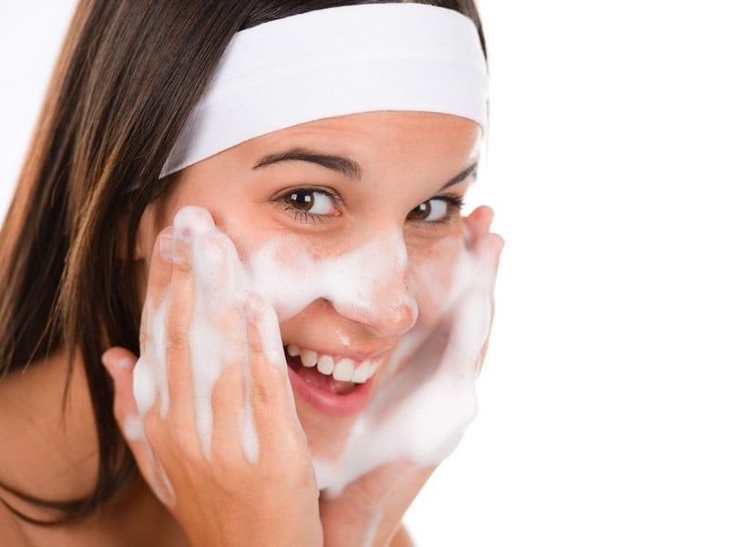 Hướng dẫn chọn các loại sữa rửa mặt an toàn cho da nhạy cảm