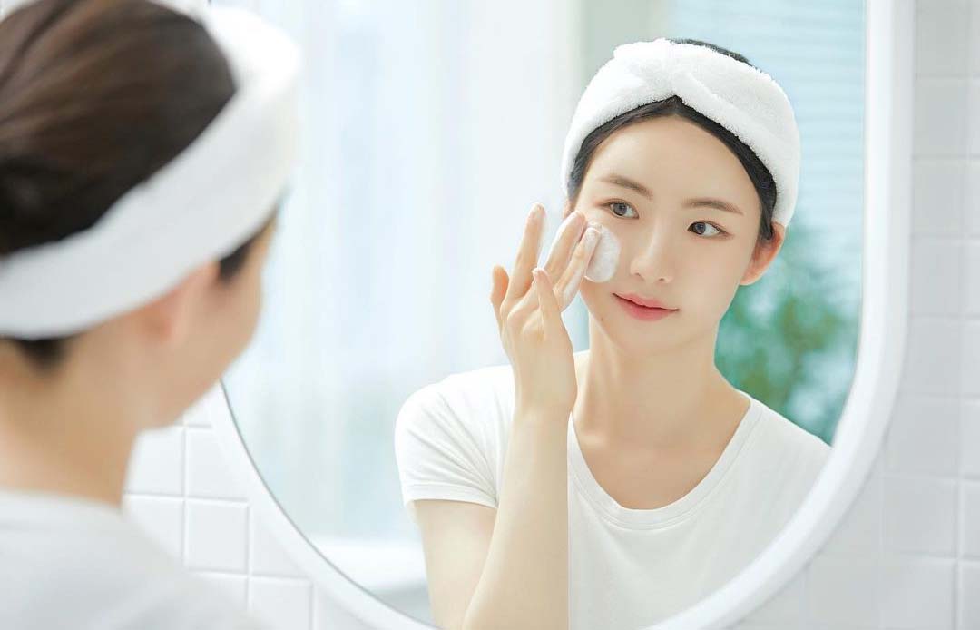 Sử dụng sữa rửa mặt dịu nhẹ trước khi peel da