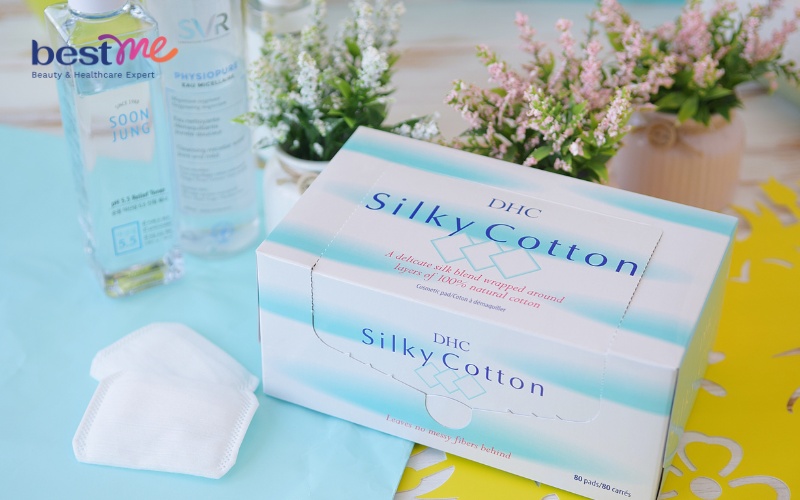 Bông tẩy trang DHC được đóng gói trong hộp giấy chắc chắn